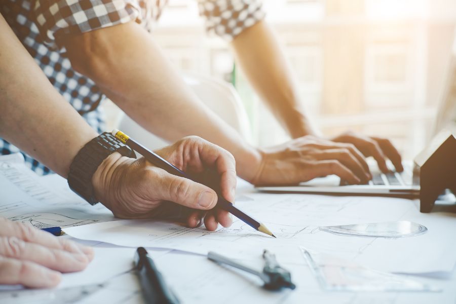 dues persones mirant plànols