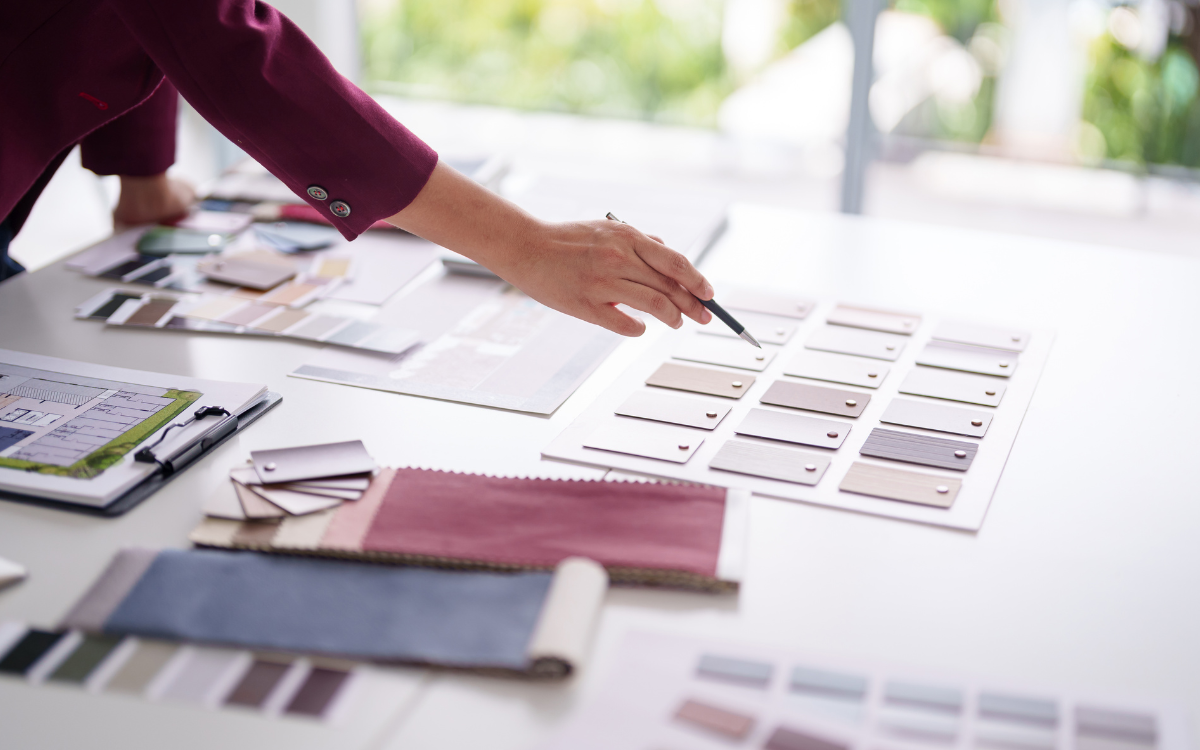 profesional trabajando en proyecto de reformas integrales