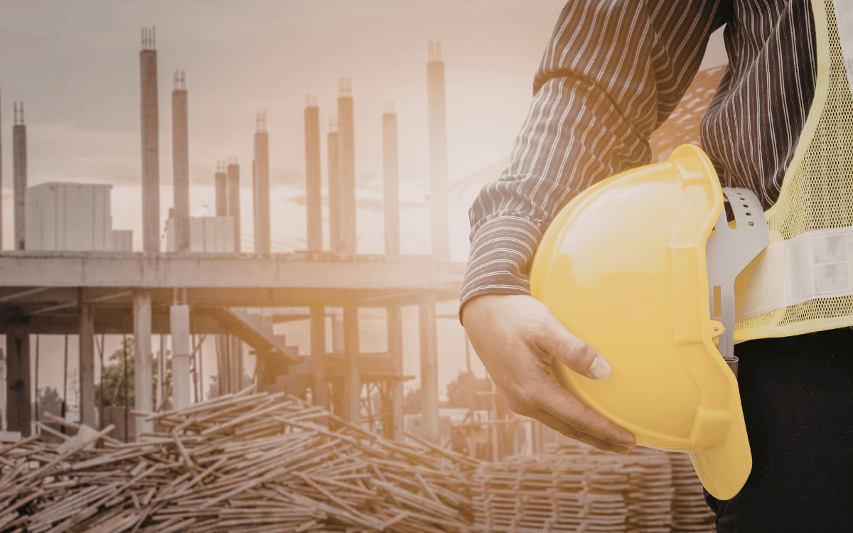 Trabajos de construcción de naves industriales en fase de cimentación