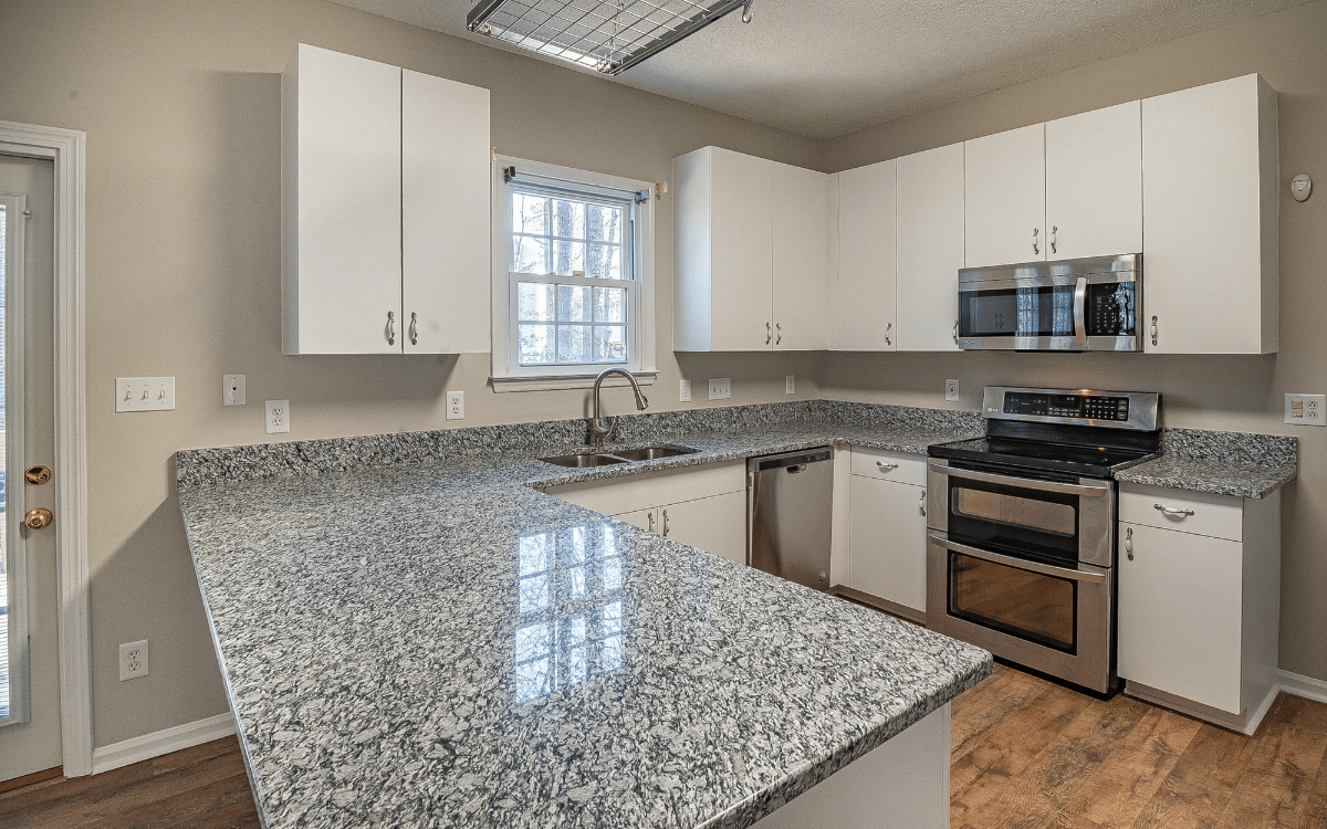 Cocina renovada con isla central tras reformas de cocina integrales