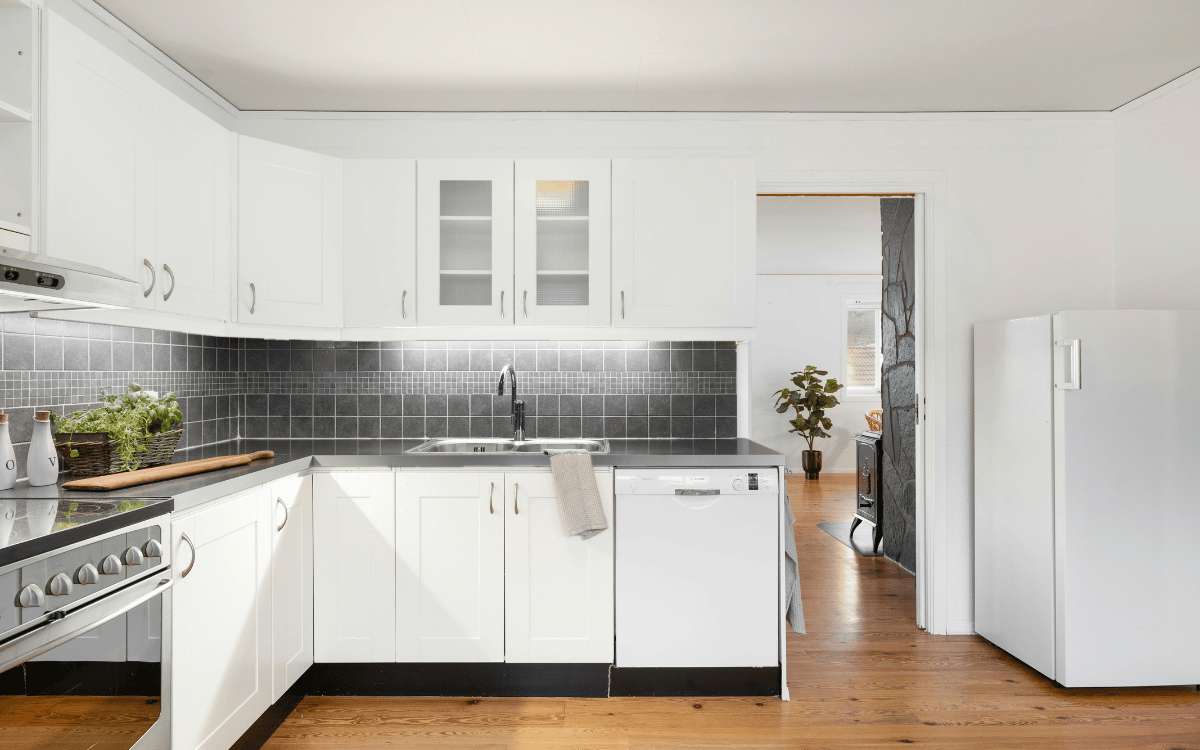 Cocina moderna con electrodomésticos eficientes en reformas de cocina