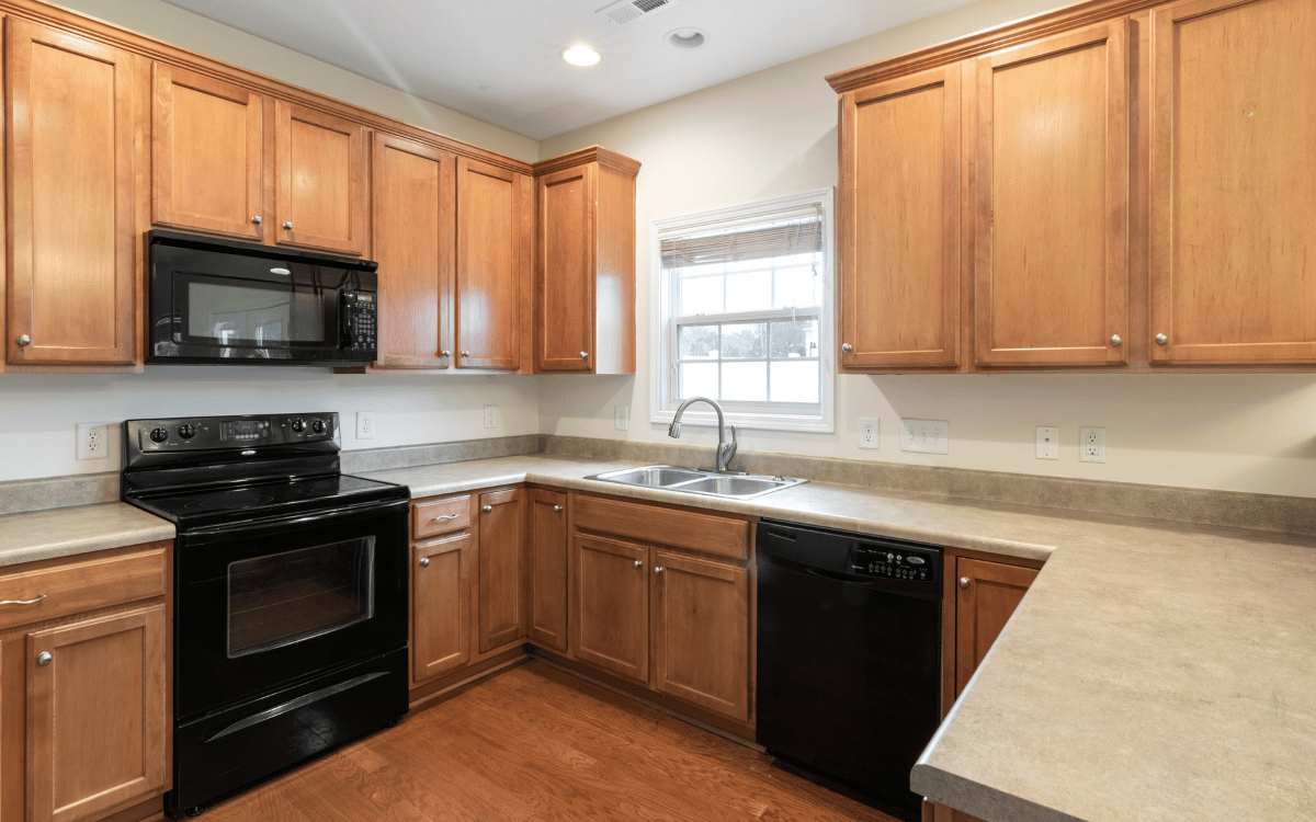 Transformación de cocina antigua a cocina moderna mediante reforma integral