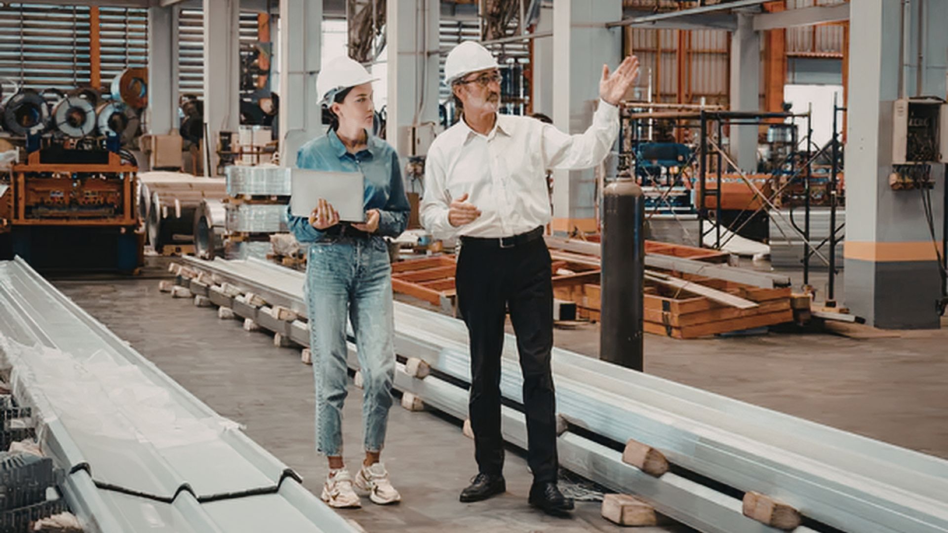 personas supervisando la construcción de una nave industrial 
